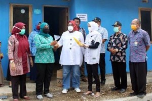 Ketua TP PKK Kuningsn saat memberikan bantuan kepade warga terdampak bencana alam di desa Cipakem. 